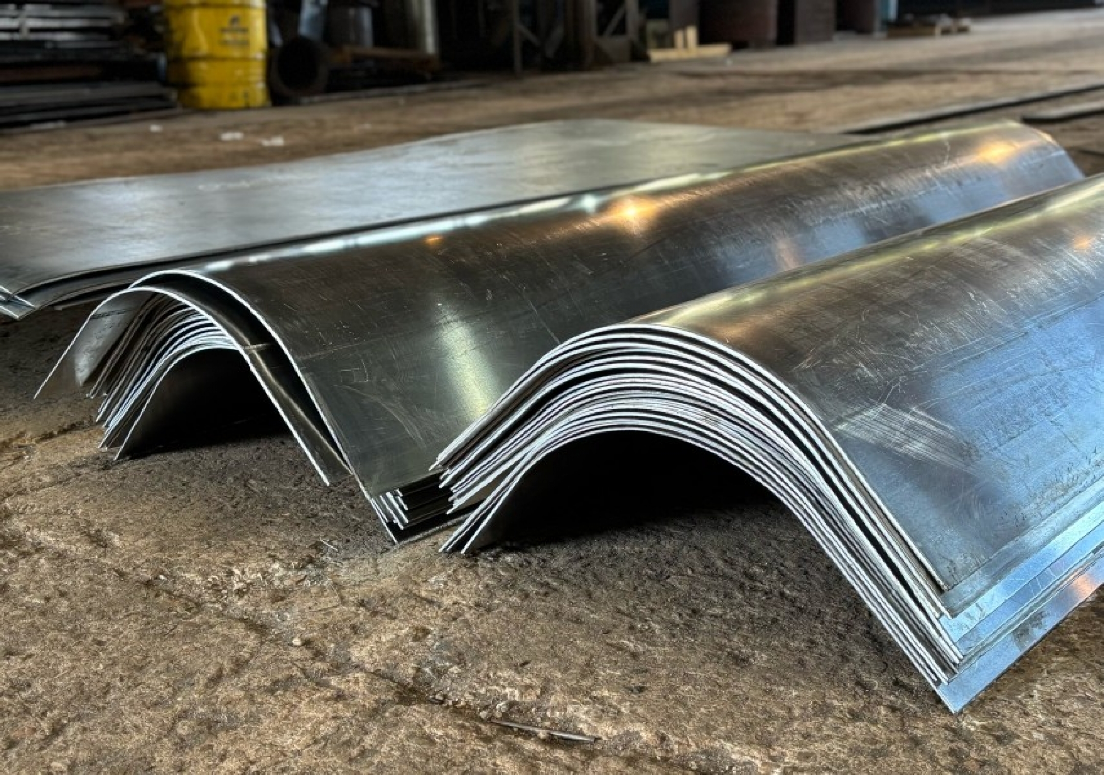 Chapa de alumínio 2mm curvada em calandra industrial - Esse tipo de chapa curvada serve principalmente para conduzir, proteger ou estruturar. Utilizadas em dutos, tubulações, calhas e sistemas de drenagem, coberturas metálicas, proteções, carenagens e estruturas industriais. - Produtos | Alumiaço